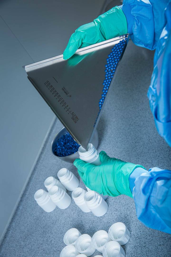 Primary packaging of capsules in bottles