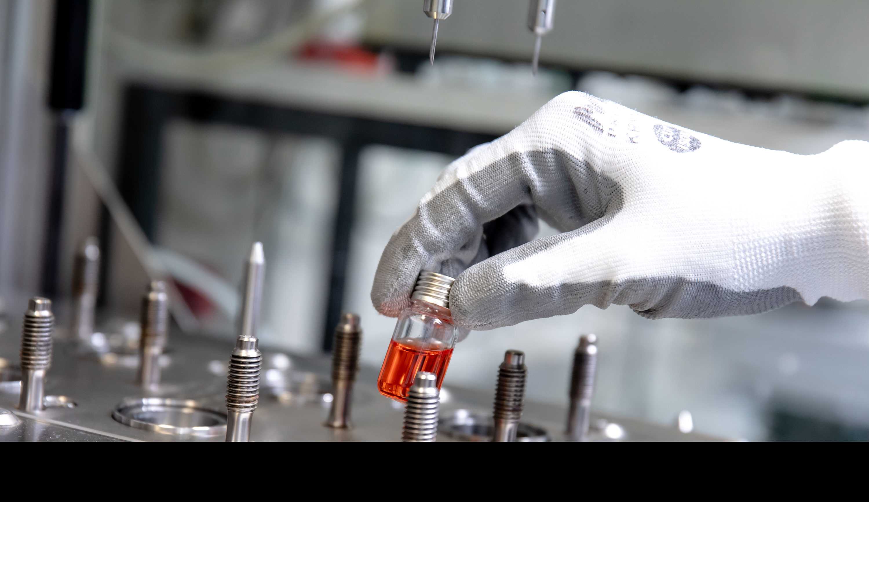 Placing a reaction vessel into a high-pressure reactor