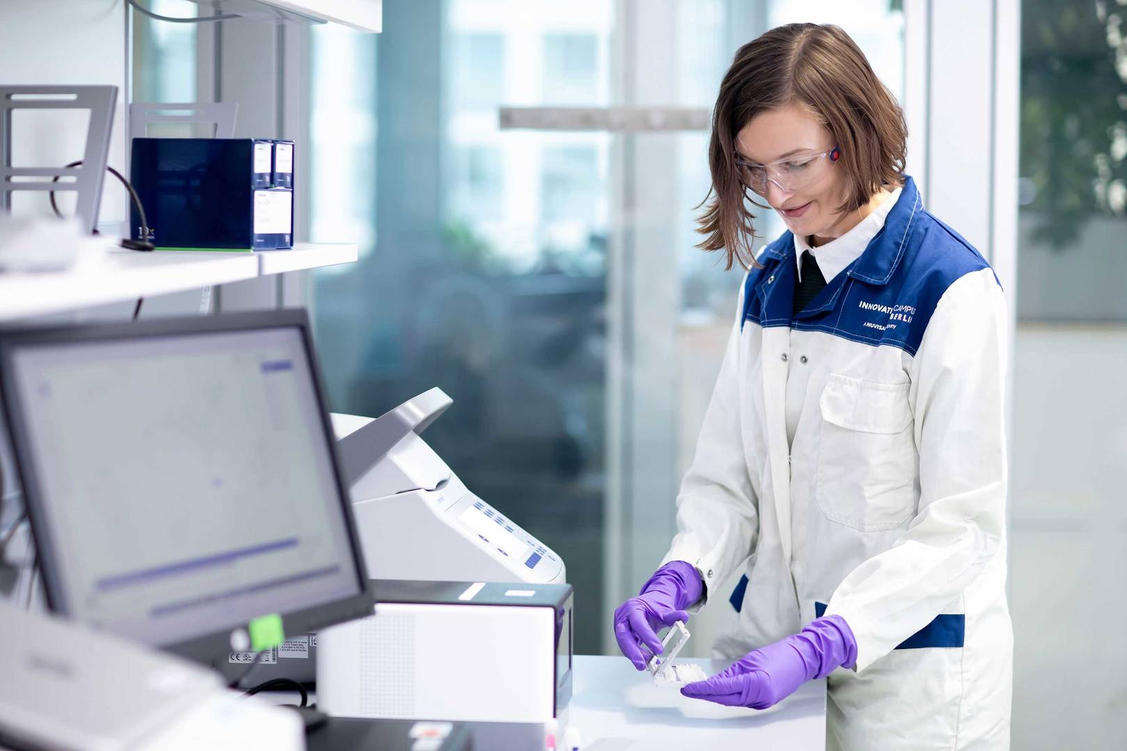 Scientist in a lab processing single-cell sequencing samples with 10x Genomics and Illumina technology