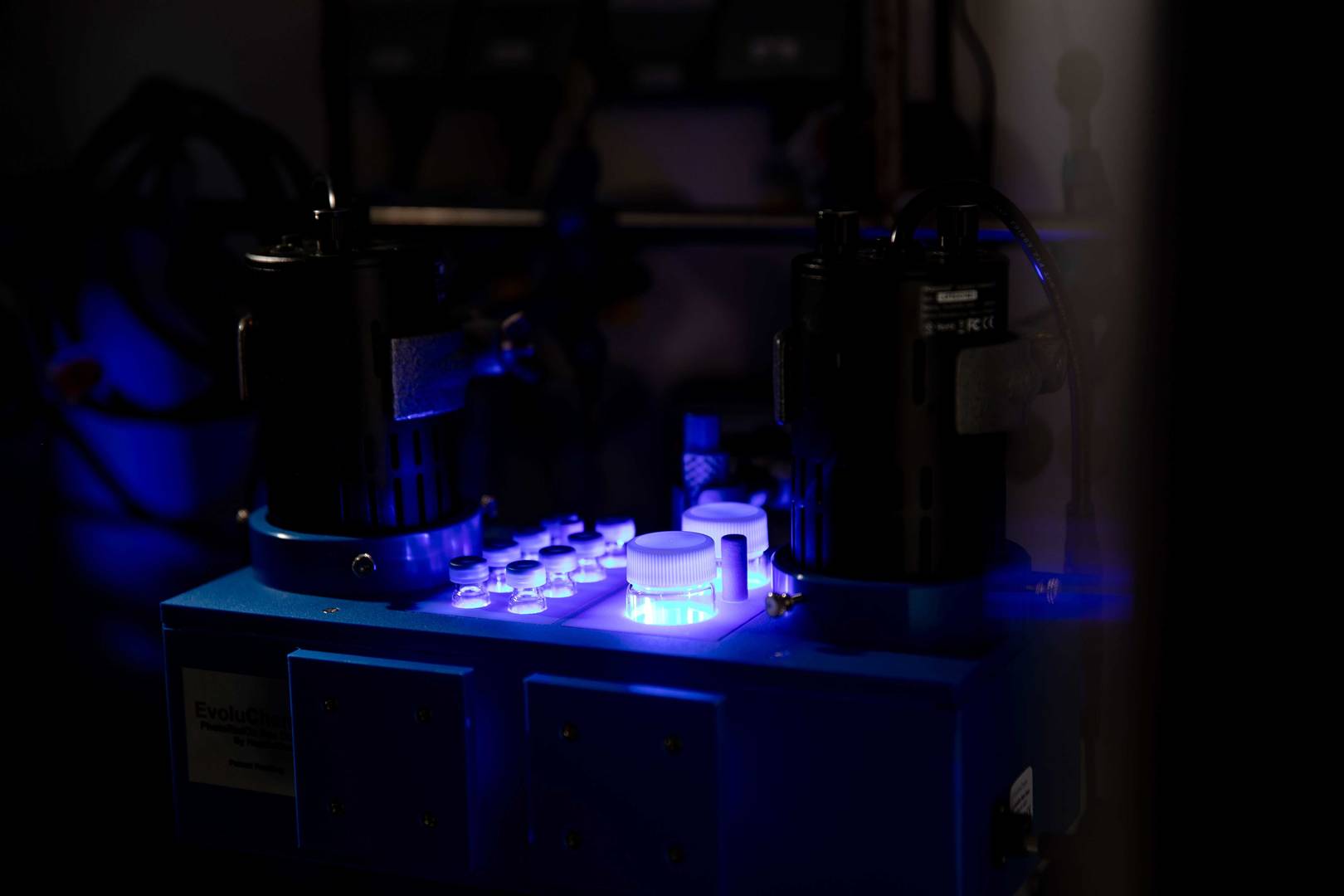 Photochemistry reaction rack using blue LED light source