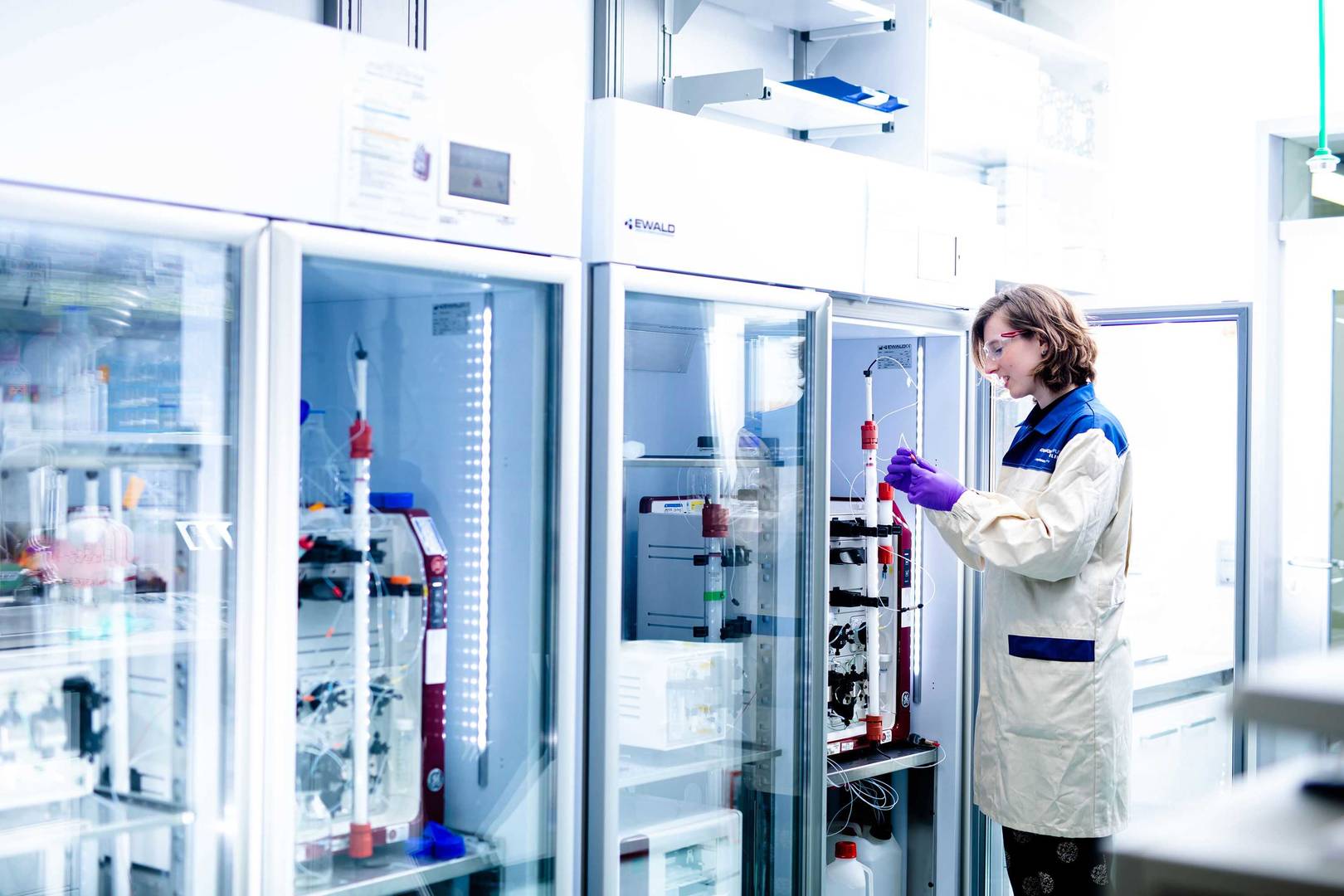 Lab professional configuring size exclusion chromatography on an ÄKTATM  system