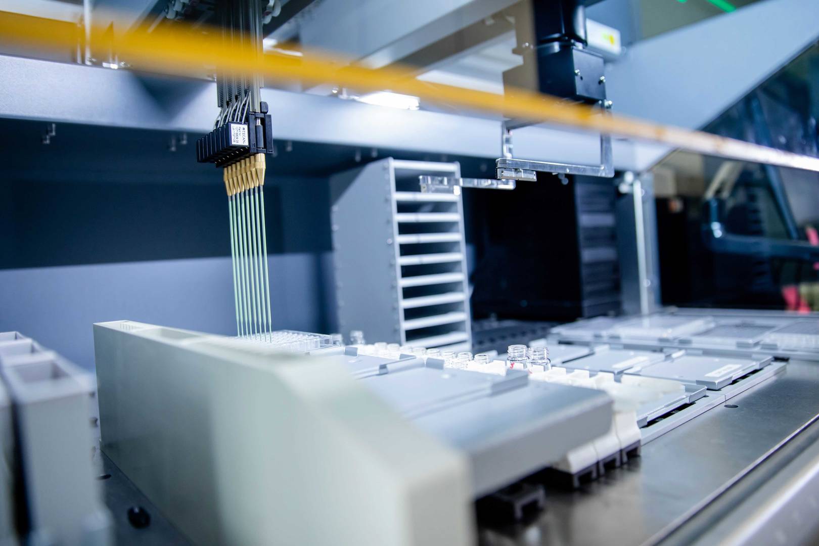 Liquid handling machine from the inside filling a plate